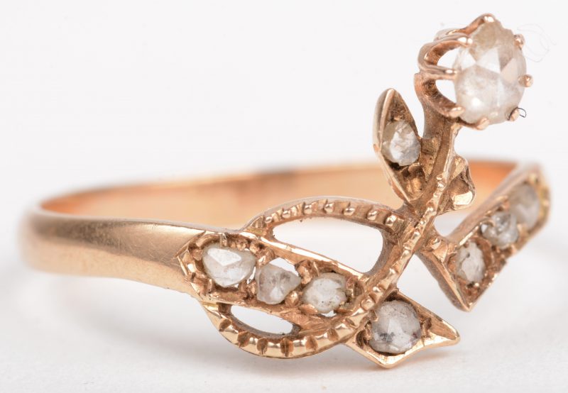 Een 14 K geelgouden ring bezet met diamanten oude slijp met een gezamenlijk gewicht van +- 0,25 ct.