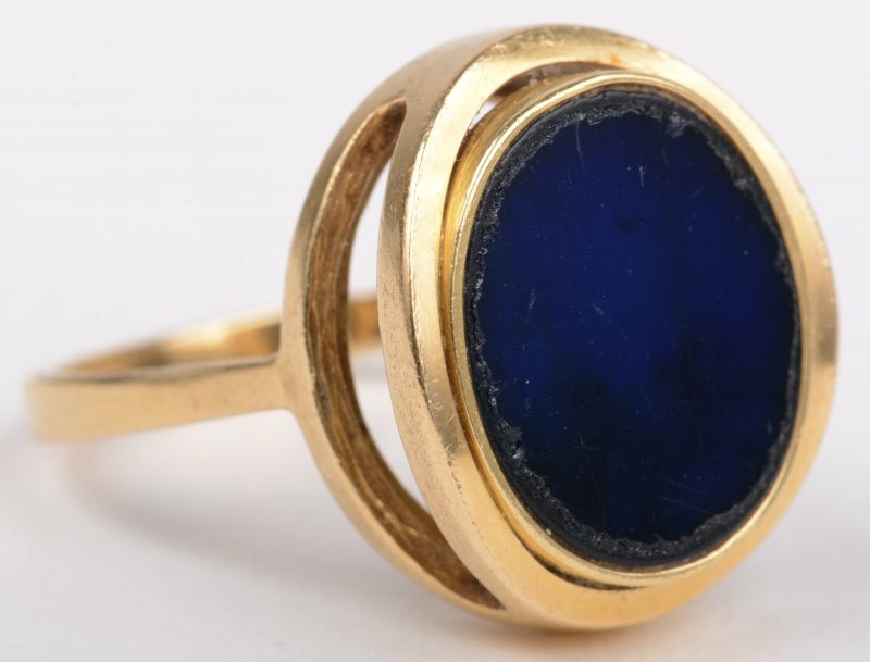 Een 18 K geelgouden ring bezet met een blauwe steen.