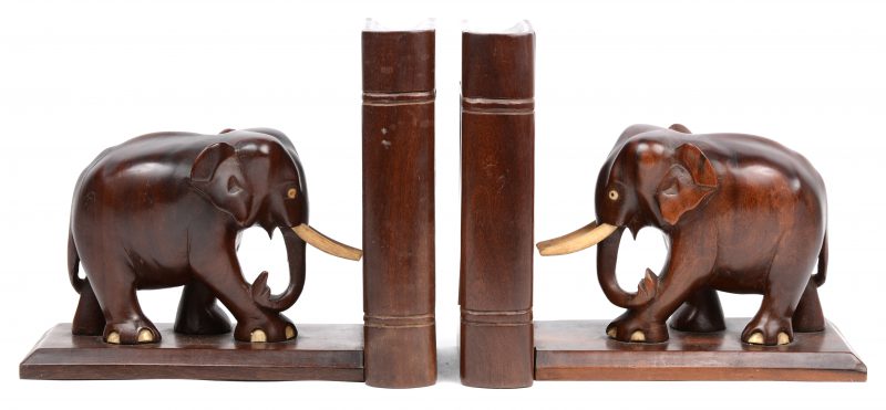 Een paar gebeeldhouwd tropisch houten boekensteunen met olifantjes en met geheime vakjes in het boek. Afrikaans werk.