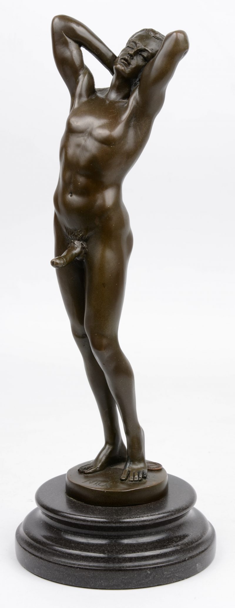 “Man met erectie”. Een bronzen beeld op zwart marmeren sokkel. Gesigneerd ‘Nick’. Met cachet.