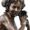 “Jongen met schelp”. Een bronzen beeld op marmeren sokkel naar een werk van Jean-Baptist Carpeaux.