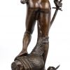“De overwinnaar”. Een bronzen beeld op een sokkel van twee soorten marmer.