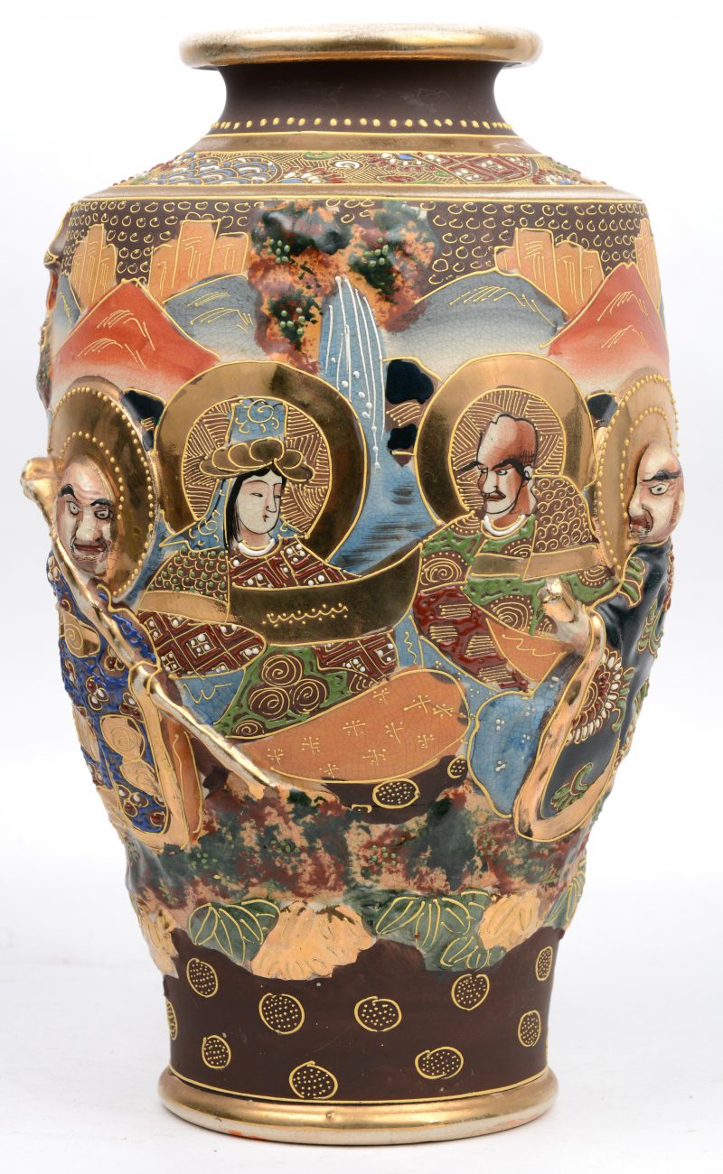 Een vaas van Satsuma-aardewerk met een meerkleurig en verguld reliëfdecor van personages.