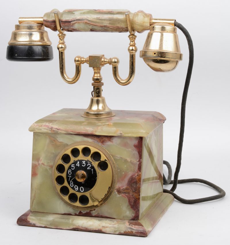 Een oude telefoon van onyx en messing.