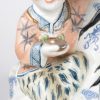 “Wijze met kind”. Een groot beeld van meerkleurig Chinees porselein. Kleine beschadiging en bijwerking aan de basis.