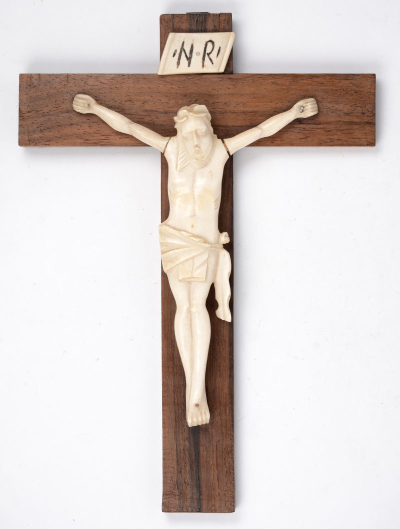 Een kruisbeeld met gesculpteerd ivoren corpus.
