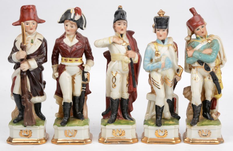 Een reeks van vijf Napoleontische soldaatjes van meerkleurig Parijs’ porselein.
