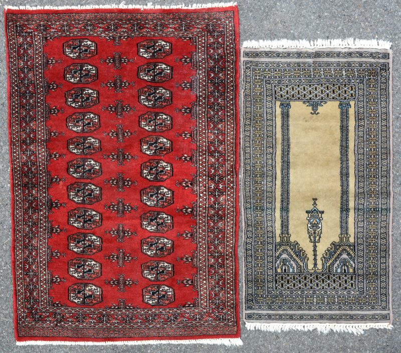 Twee verschillende handgeknoopte Pakistaanse wollen tapijtjes.