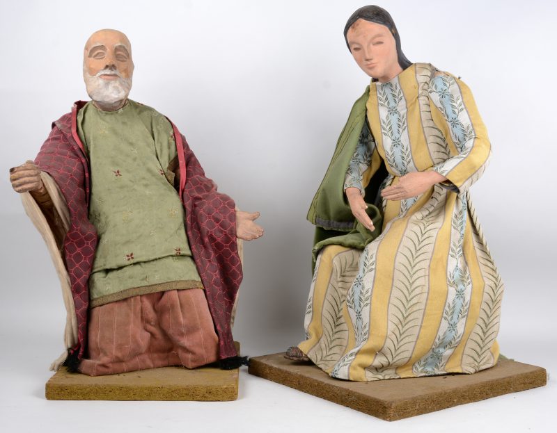 “Sint Jozef en Maria”. Een paar plaasteren beelden met handgemaakte kleertjes.