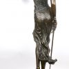 “Vrouwe Justitia”. Een bronzen beeld op arduinen voetstuk naar een werk van Alois Mayer.