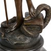 “Vrouwe Justitia”. Een bronzen beeld op arduinen voetstuk naar een werk van Alois Mayer.