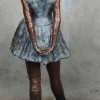 “Danseresje van 14 jaar”. Een bronzen beeld met tweekleurig patina naar een werk van Edgar Degas.