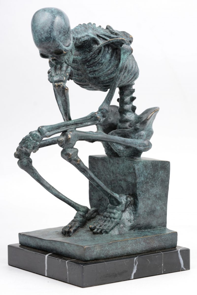 “De eeuwige denker”. Een gepatineerd bronzen beeld, geïnspireerd op de Denker van Rodin. Gesigneerd ‘Milo’. Op zwart marmeren sokkel.