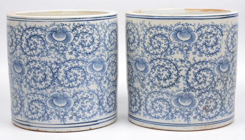 Een paar cilinderpotten van Chinees porselein met een blauw op wit floraal decor.