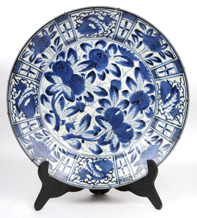 Een schotel van Chinees porselein met een blauw en wit bloemendecor.