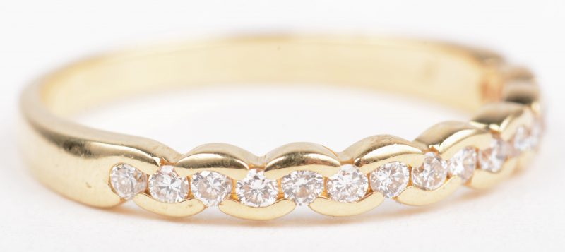 Een 18 K geelgouden ring bezet met een briljanten met een gezamenlijk gewicht van +- 0,24 ct.