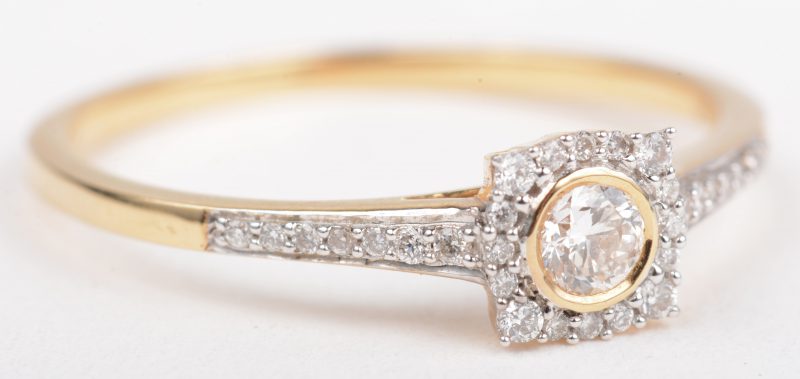 Een 18 K wit en geelgouden ring bezet met een briljanten met een gezamenlijk gewicht van +- 0,30 ct.