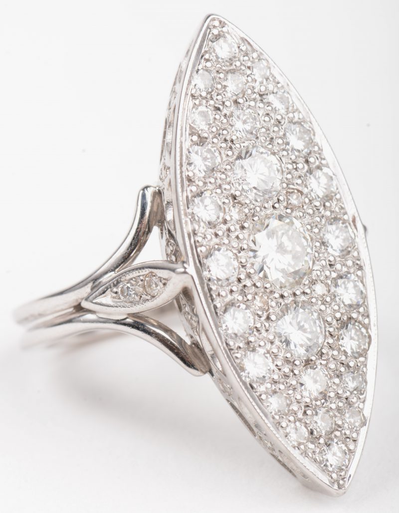 Een 18 K witgouden ring bezet met een briljanten met een gezamenlijk gewicht van +- 1,45 ct.