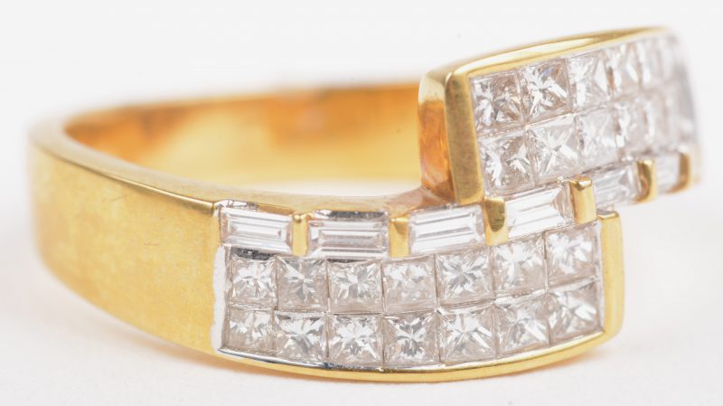 Een 18 K geelgouden ring bezet met een diamant baguetten en princessen met een gezamenlijk gewicht van +- 1,12 ct.