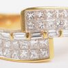 Een 18 K geelgouden ring bezet met een diamant baguetten en princessen met een gezamenlijk gewicht van +- 1,12 ct.