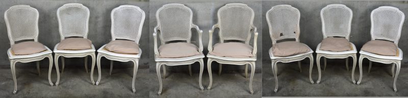 Een reeks van acht grijsgepatineerde stoelen in Régencestijl met gevlochten rug, waarbij twee armstoelen.