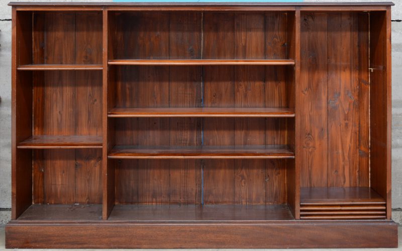 Een Engelse lage mahoniehouten boekenkast.