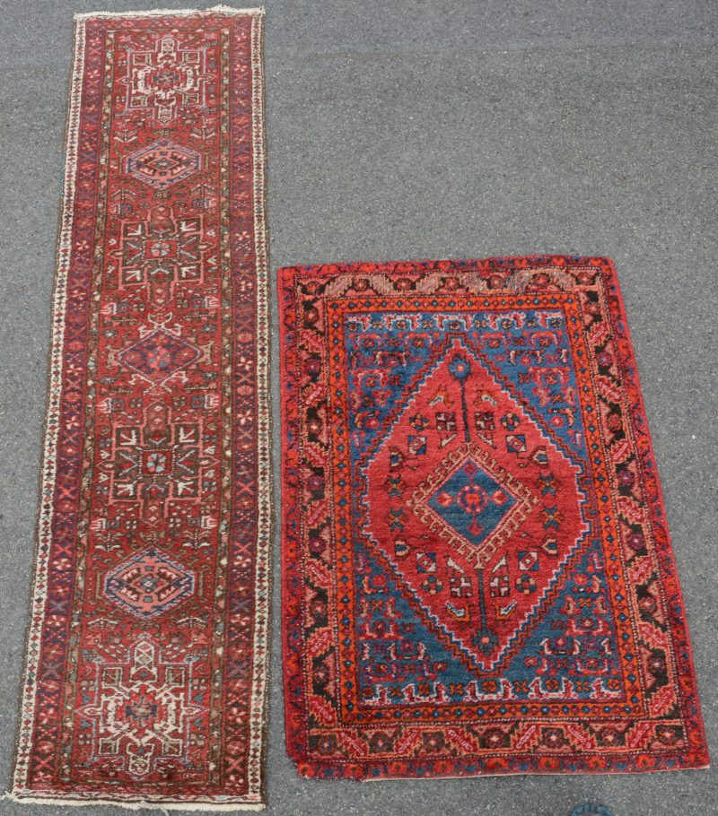 Twee handgeknoopte Oosterse tapijtjes.