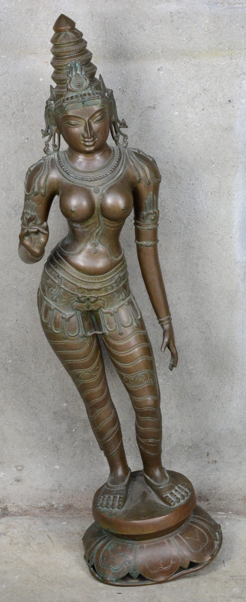 Een groot Hindoeïstisch bronzen godsbeeld.
