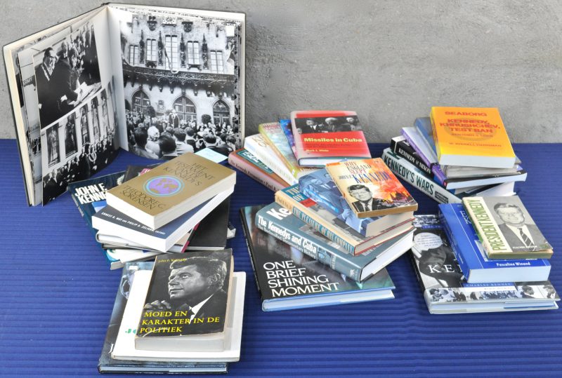 Lot boeken over John F. Kennedy met aandacht aan zijn buitenlandbeleid. Bevattende boeken gaande over de Cuba crisis, Europa, zijn relatie met Chroesjtsjov etc...