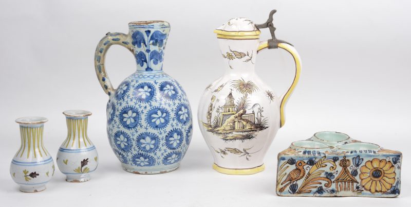 Een lot XVIIIe en XIXe eeuws aardewerk, bestaande uit een kan, een klepkan, txee kleine vaasje en een driehoekig eierschaaltje. Blauwe kan gerestaureerd.
