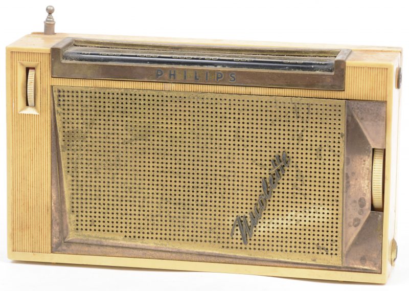 Een kunststof radio. Model Nicolette, 1961.