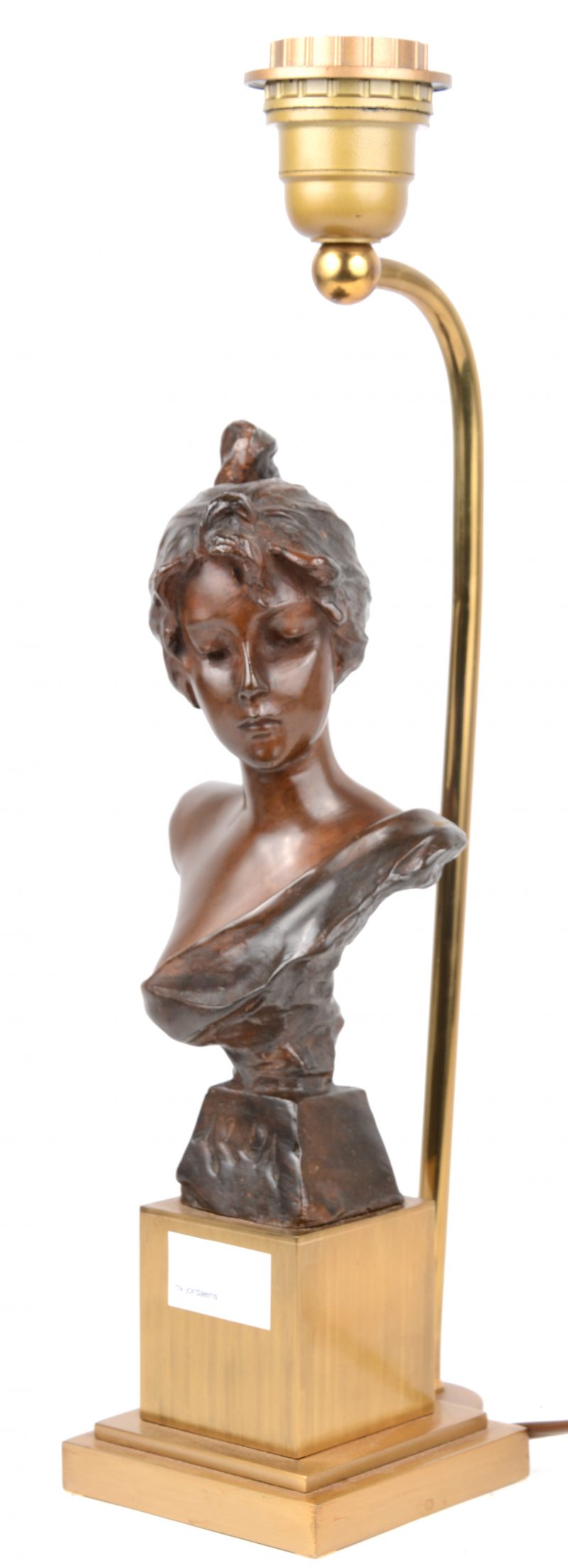 Een bronzen vrouwenbuste, verwerkt op een messingen lampenvoet.
