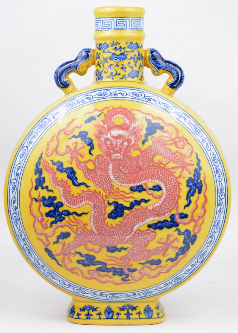 Een flesvaas van Chinees porselein met een meerkleurig drakendecor. Draagt een Qianlongmerk onderaan.