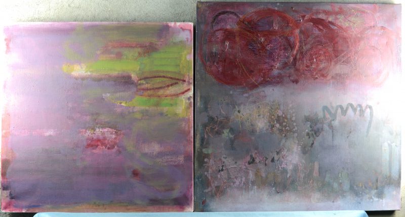 “Abstracte composities”. Twee kunstwerken, olieverf op doek. Gesigneerd en één gedateerd 2004.