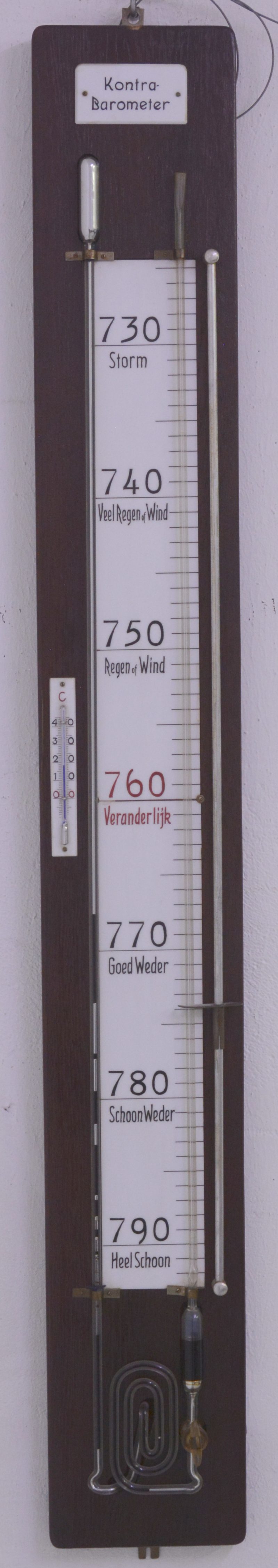Een contrabarometer met porseleinen ijkplaat.
