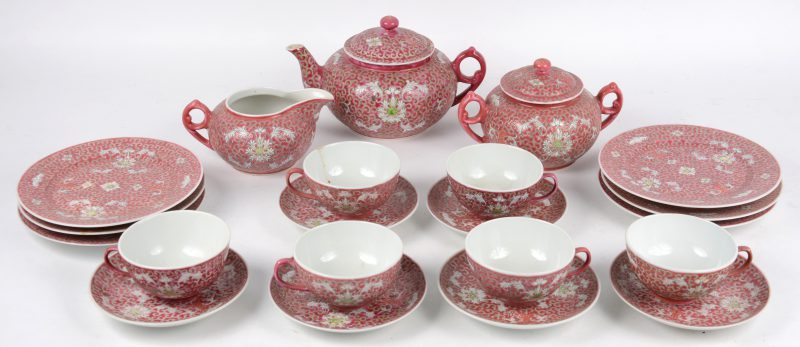 Een Chinees porseleinen thee- en koffieserviesje voor zes personen.