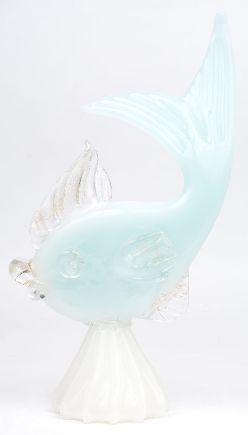 Een vis van blauw, wit en kleurloos Muranoglas.