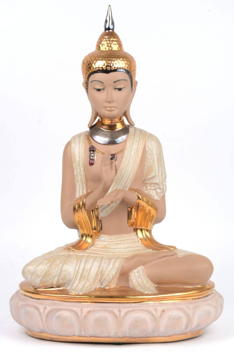 Een Boeddha van gepolychromeerd en verguld Spaans porselein.