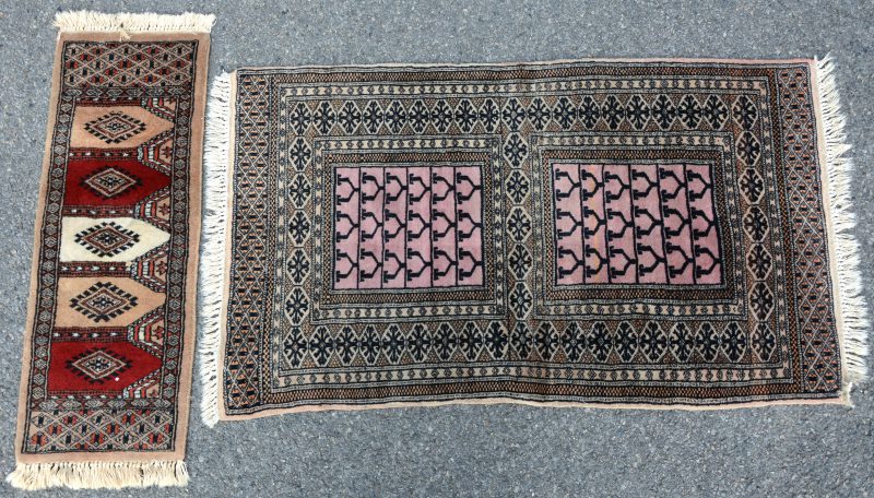 Twee kleine Pakistaanse wollen karpetjes.