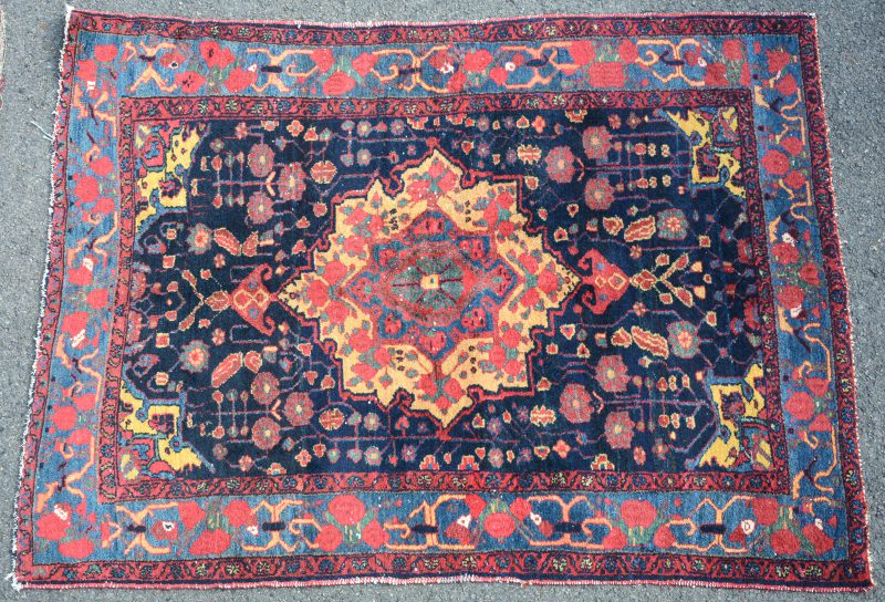 Een handgeknoopt Oosters wollen tapijtje.