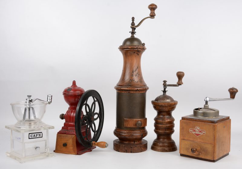 Een lot van twee oude houten pepermolens en drie koffiemolens, waarbij een plexiglazen en een gietijzeren exemplaar.