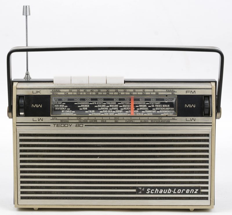 Een vintage draagbare radio, model Teddy 80. 1967.