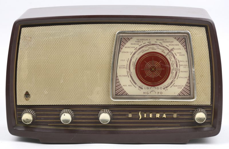 Een oude radio in bakelieten kast. Model SA 1009U. 1956.