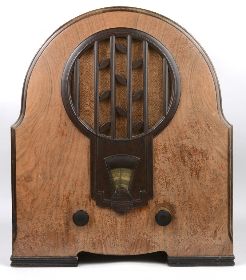 Een oude radio in houten kast. Model 634C, 1933.