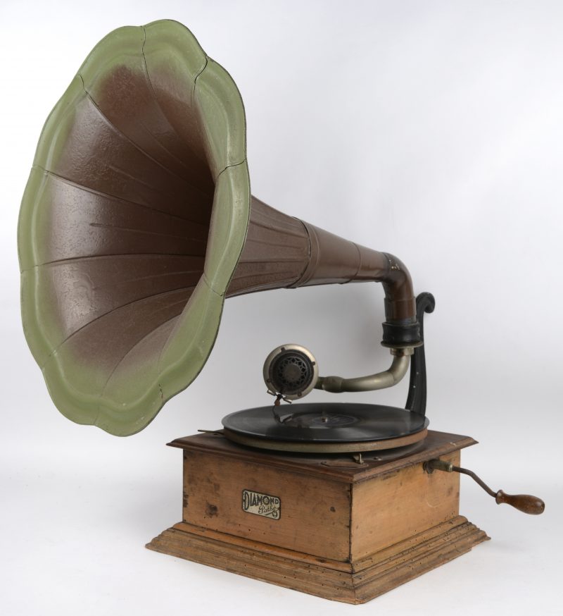 Een oude grammofoon. Mechanisme in werkende staat, maar sletig.