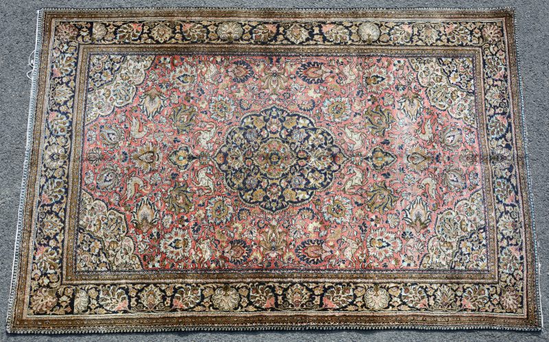 Een Perzisch gemerceriseerd katoenen karpetje. Slijtage.