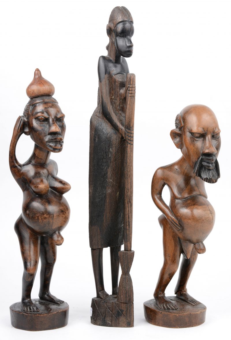 Drie gebeeldhouwde Afrikaanse beeldjes. Eén voetje gerestaureerd.