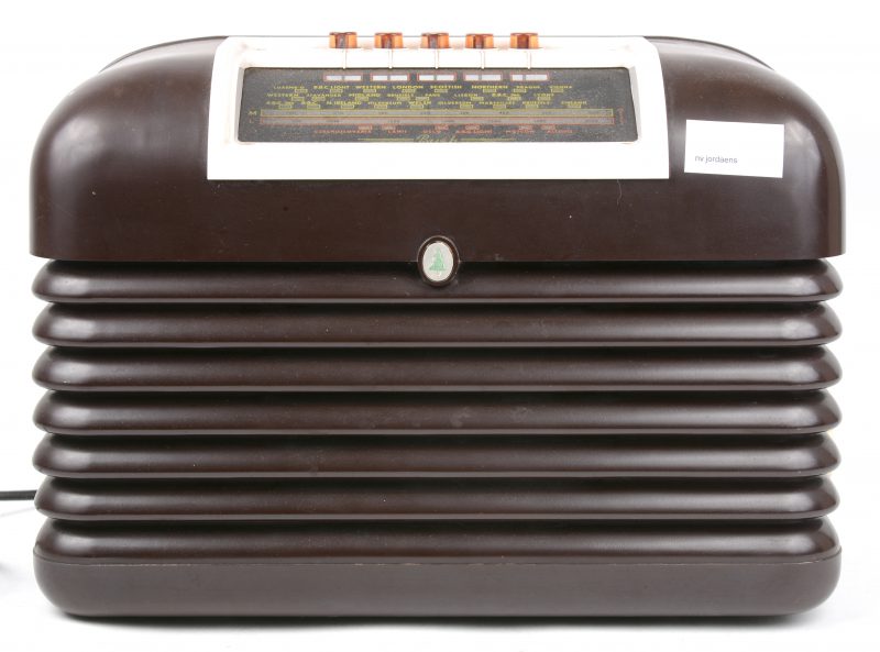 Een oude radio. Met type G- stekker (Verenigd Koninkrijk).