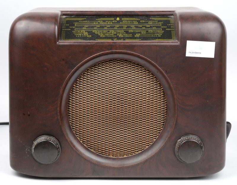 Een oude radio in bakelieten kast. Type DAC. 90. A.  Met type G- stekker (Verenigd Koninkrijk). 1950 - 1959.