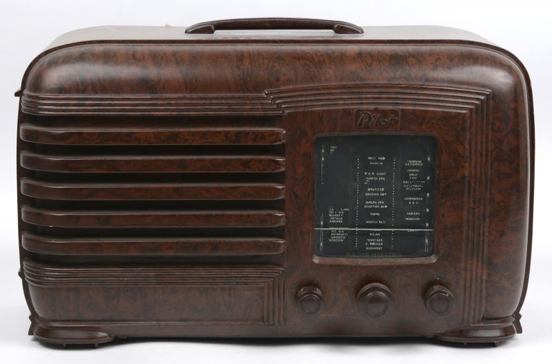 “Major Maestro”. Een oude lampenradio in bakelieten kast. 1946.